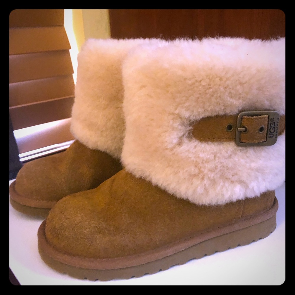 Girls size 13 Authentic Chestnut Ugg boots …